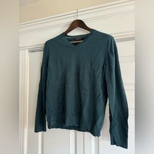 Green v neck men’s sweater from banana republic